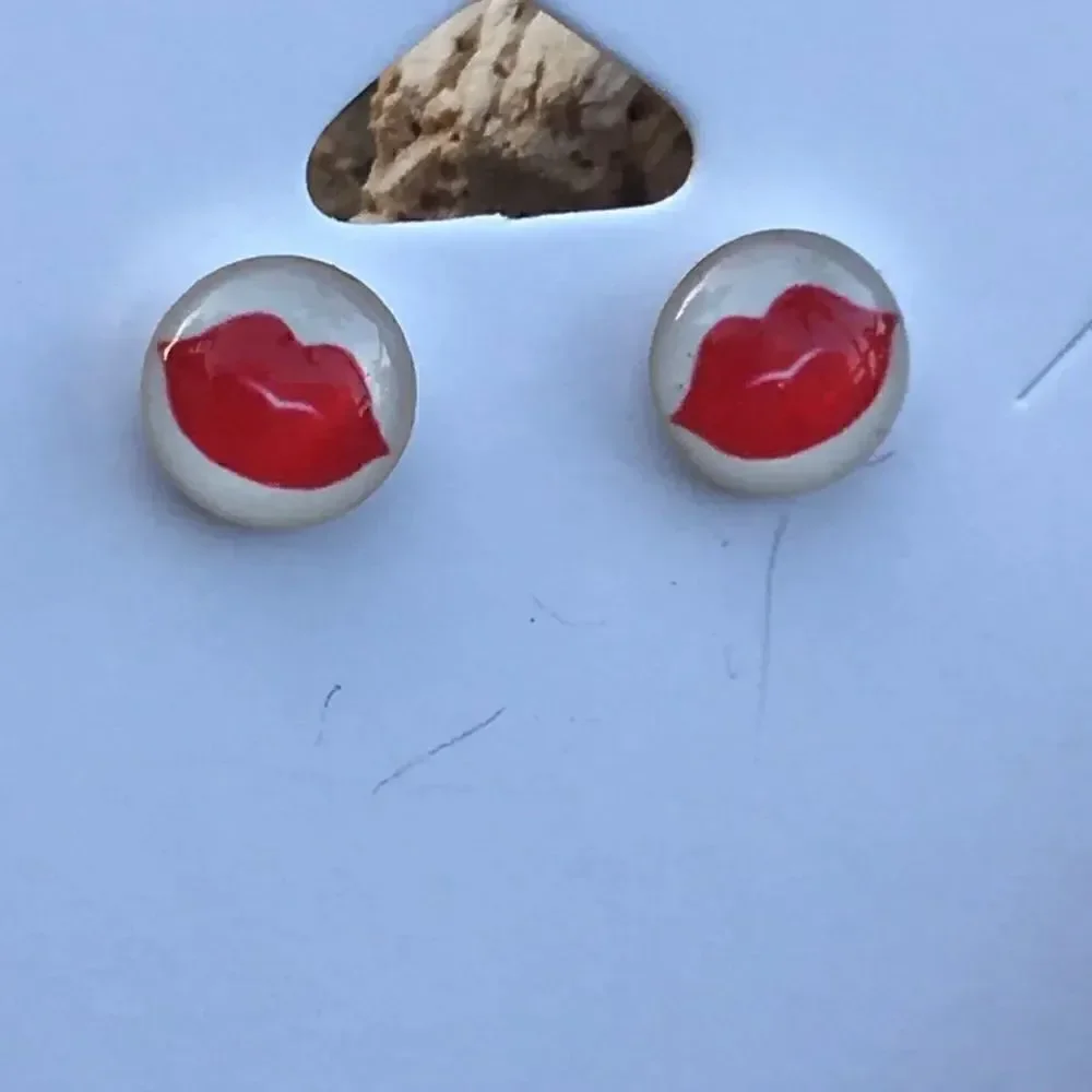 Girls sterling & resin red lips round  earrings